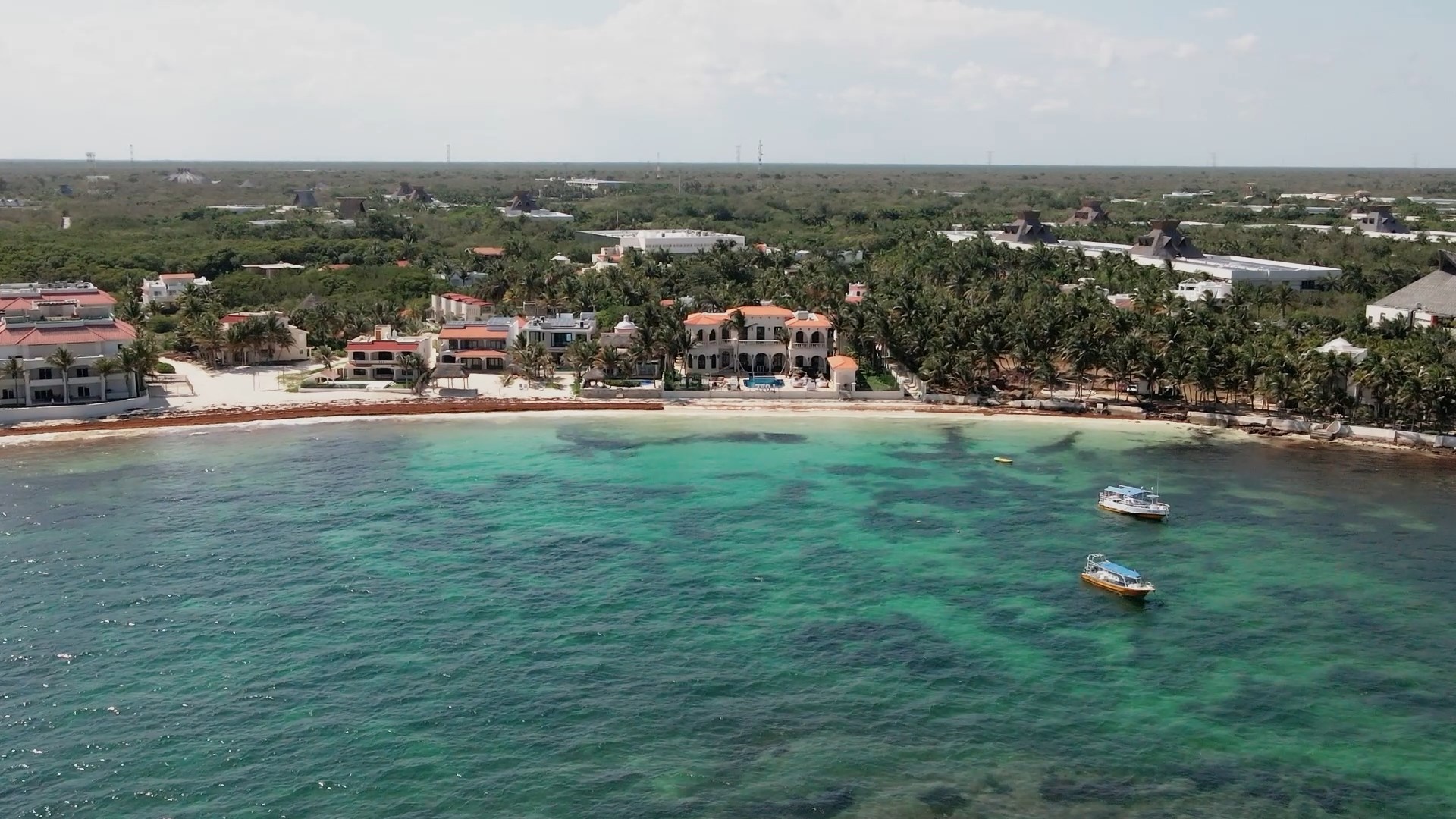 As a private venue, Villa La Joya gives you the freedom to plan the wedding of your dreams without resort restrictions. Choose a garden ceremony or say your vows in the sand. The choice is yours, and we are here to help you create an unforgettable experience.