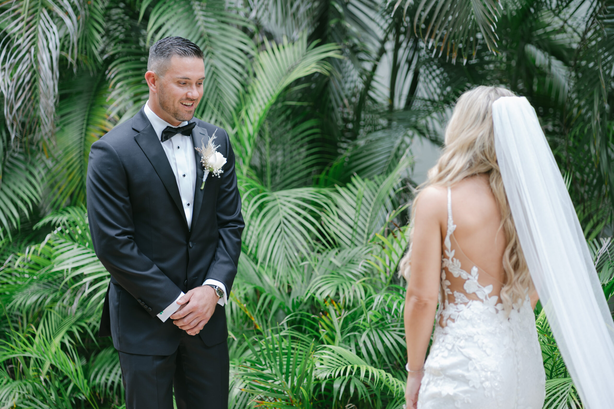 Couple during first look wedding photography in Cancun by Bonito Films